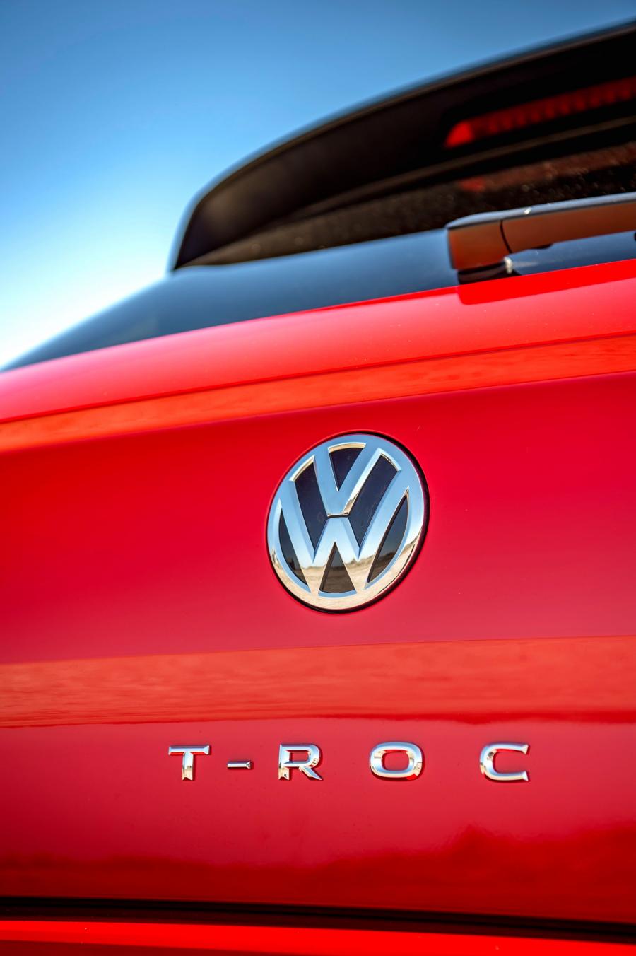 Логотип Volkswagen T-Roc R-Line 2017 года  (UK) (фото 6 из 33)